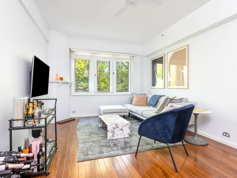 Renovated Chic Abode In Iconic 'Cahors' Art Deco Building