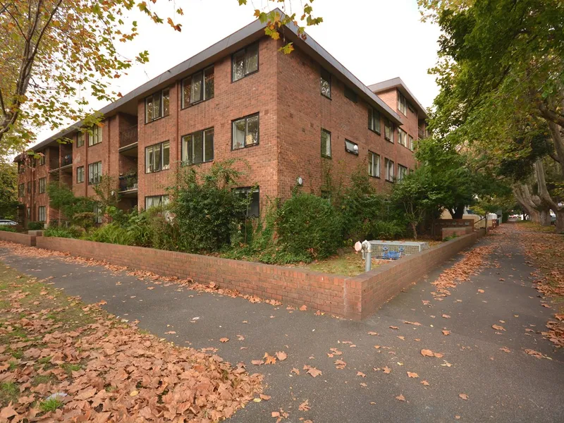 Moments to St Kilda Beach & Fitzroy Street!