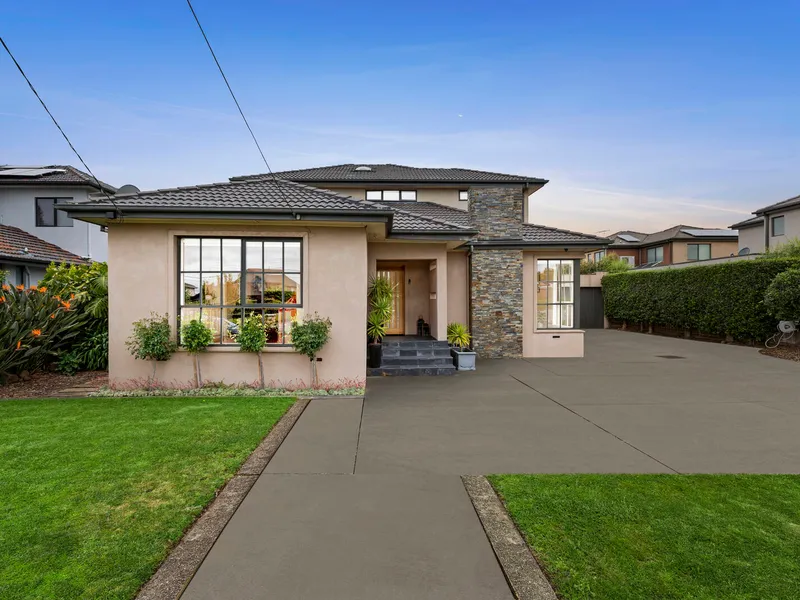 Contemporary Entertainer On 844sqm In The McKinnon Zone