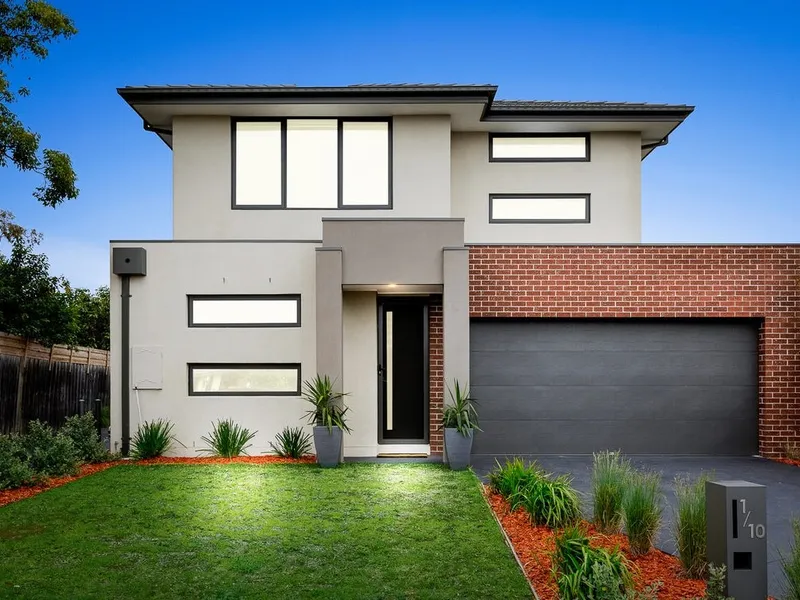 Stunning 3 Bdrm, 2.5 Bath, Dbl Garage, Heating/Cooling, Private Courtyard, FHZ, Walk to Beach & Shops