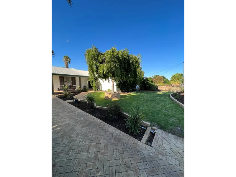 NEAT FAMILY HOME WITH POOL