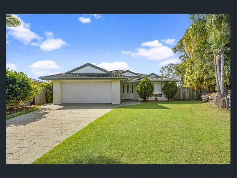 Beautiful Parkwood Home in ideal location