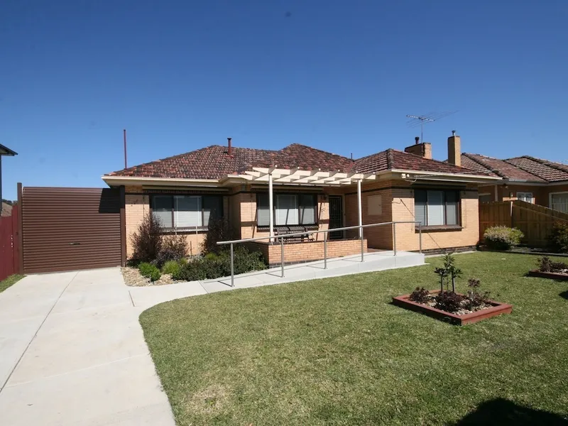 VIDEO WALK THROUGH AVAILABLE - READY TO MOVE IN!