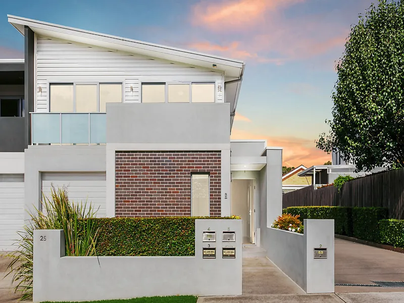 Stylish and spacious five bedroom townhouse