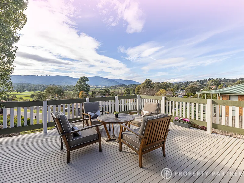 IMMACULATE FAMILY HOME, WITH INCREDIBLE VIEWS.