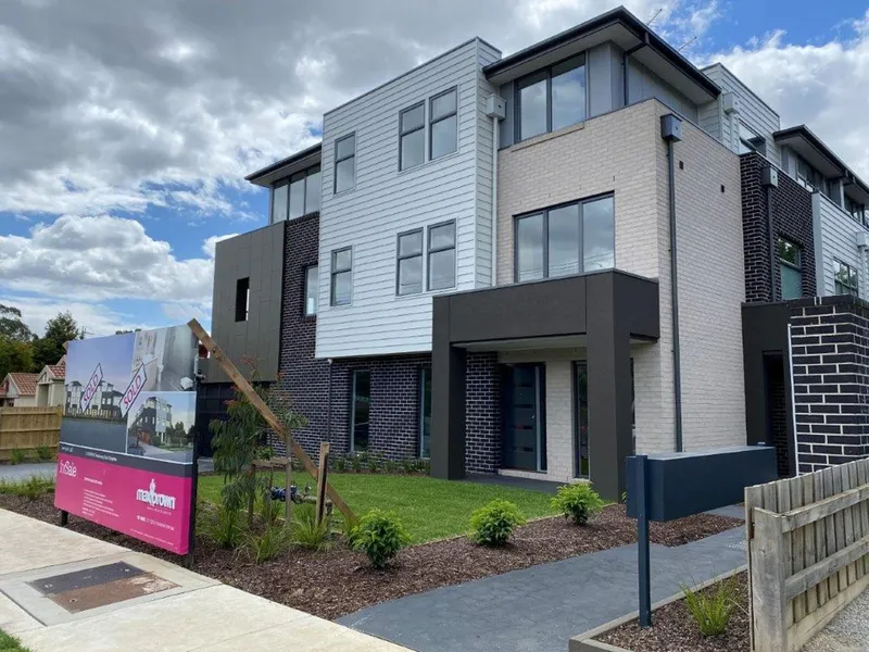 New Luxury Three Storey Townhouse in the Heart of Croydon