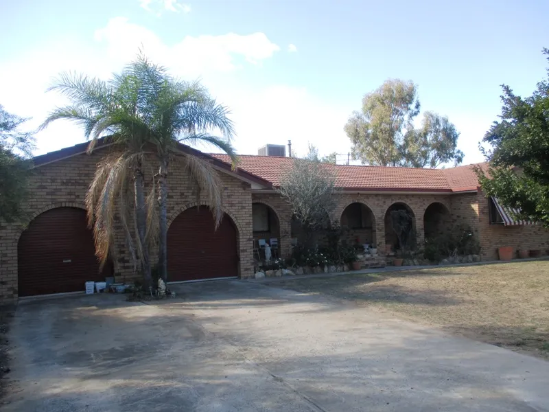 Large Double brick home on 287 Acres only 6kms from CBD!.