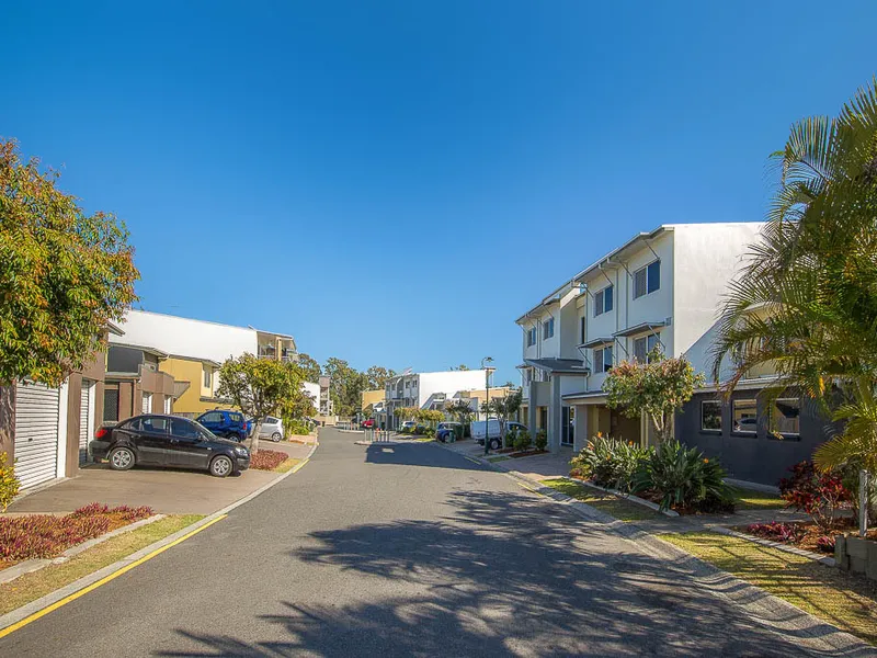 3 bedroom, 2 bathroom luxury apartment ($385/week, available 25 August