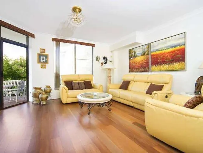 Artarmon Luxury renovated townhouse with garden and parking