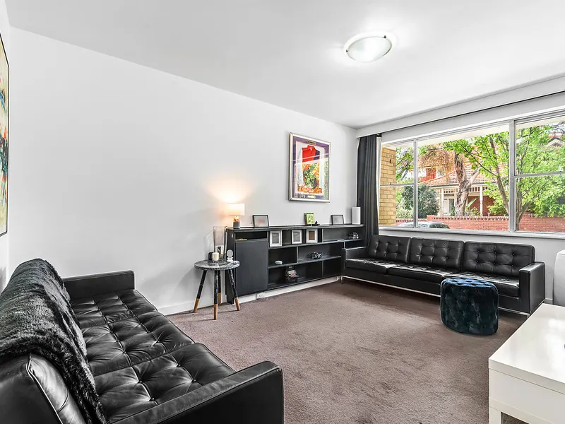 Easy-Living in Esteemed Elwood Precinct