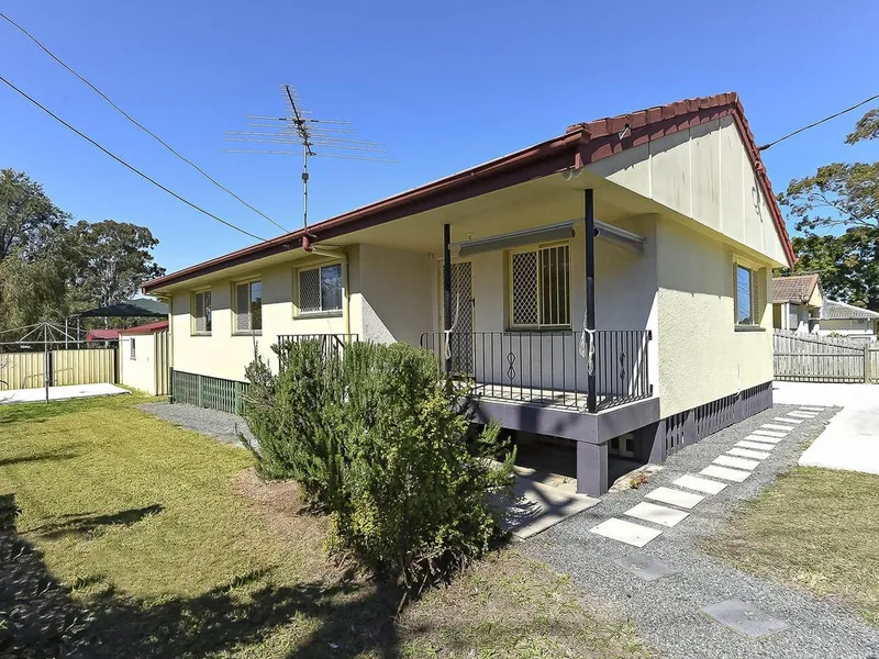 Beautiful Low set home in the heart of Woodridge!