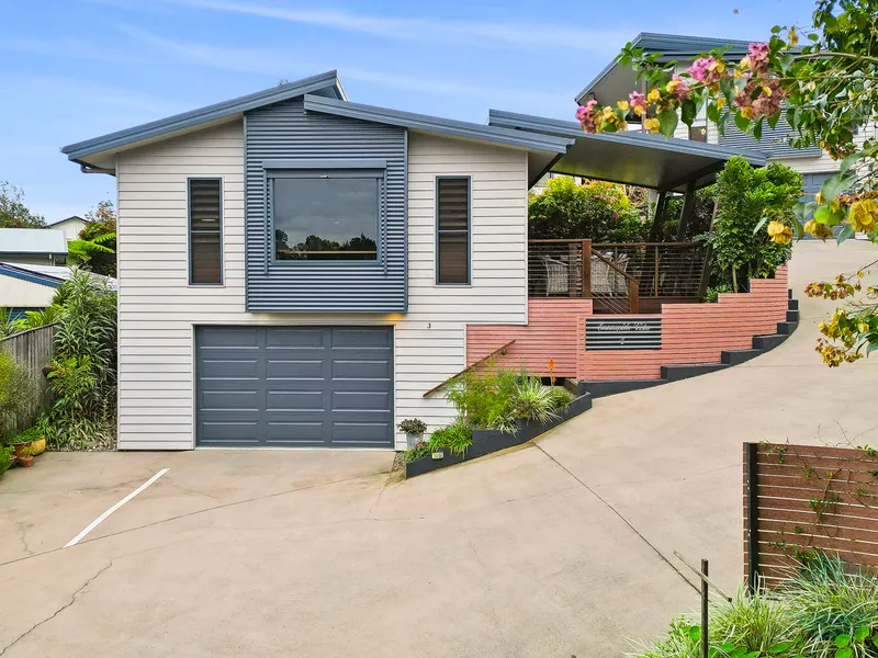 Stylish Townhouse With Views, Central to Maleny!