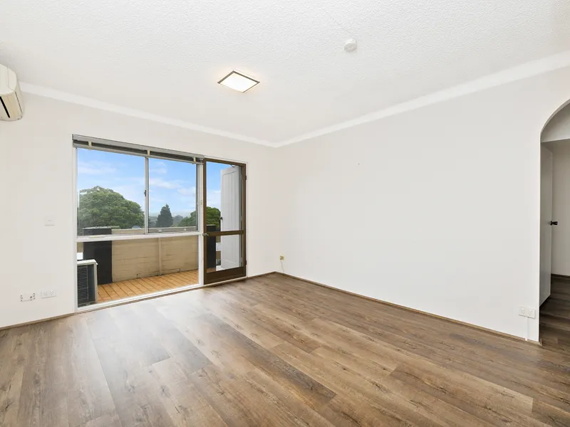 Quietly Positioned, Back Of Block, Top Floor Apartment  With Expansive District Views