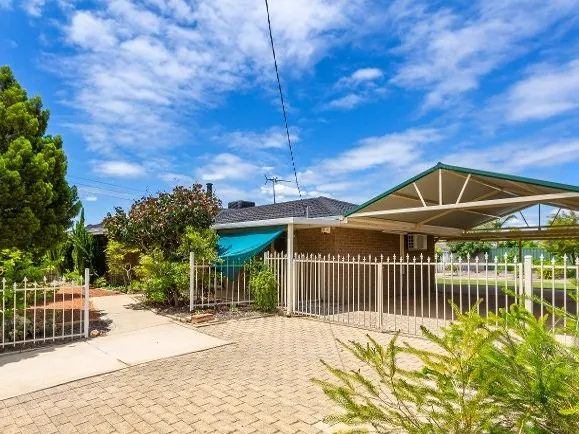 LARGE HOME OPPOSITE PARK AND BUS