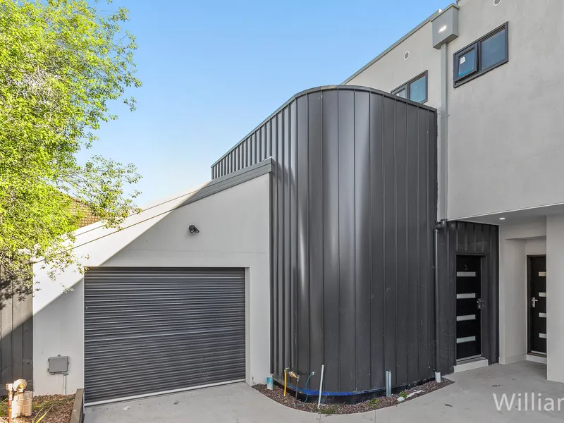 FUNKY TOWNHOUSE, GREAT LOCATION!