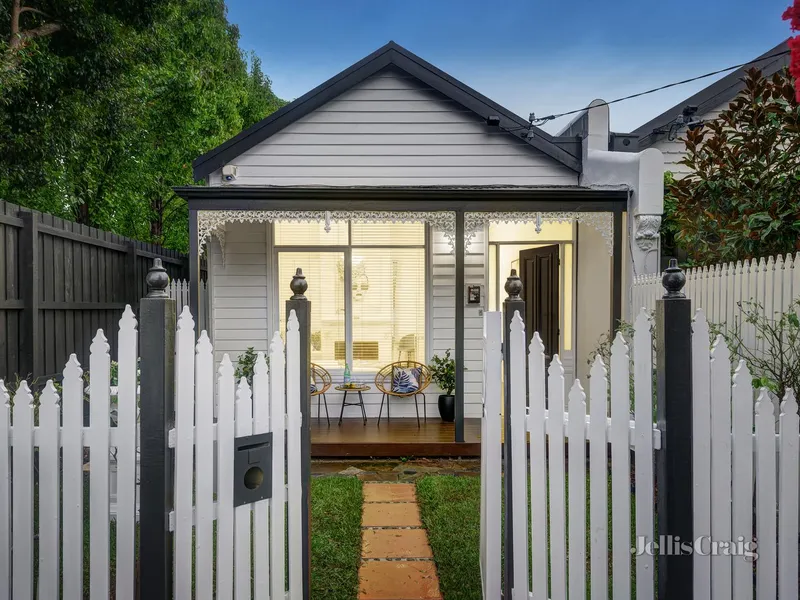 Garden entertainer with 2 living areas