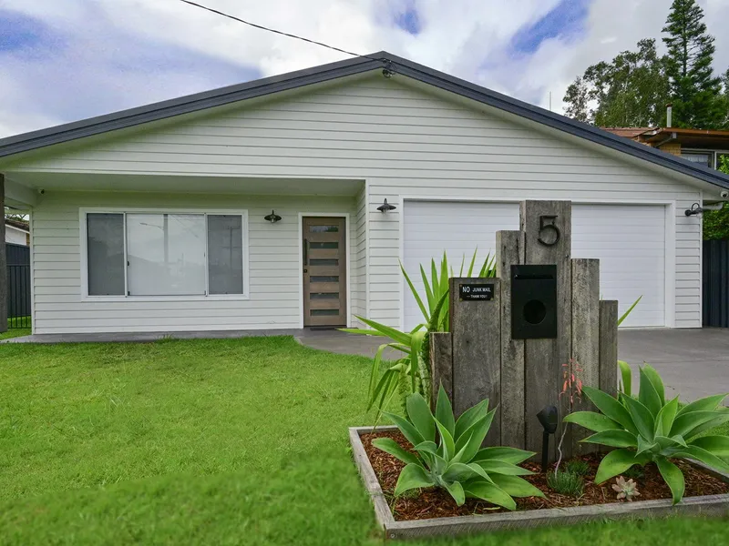 COASTAL ELEGANCE IN A PRIME LOCATION