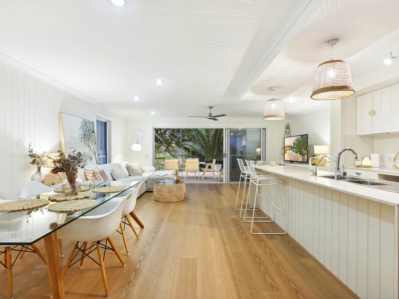 Gorgeous Chic Home in Central Burleigh Waters Locale!