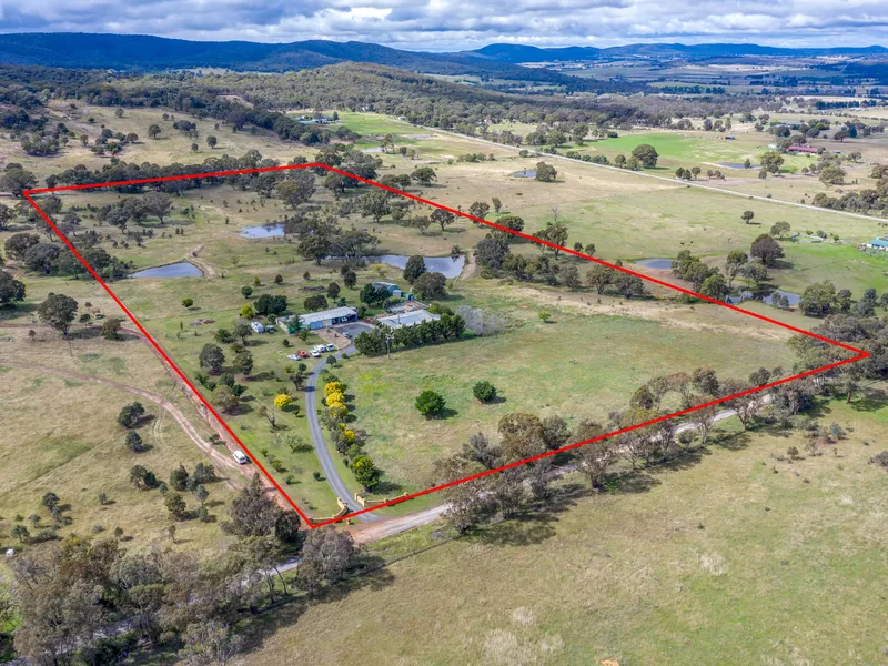 25 Acres, Idyllic Quiet Lane and Only 9.5kms to the CBD.