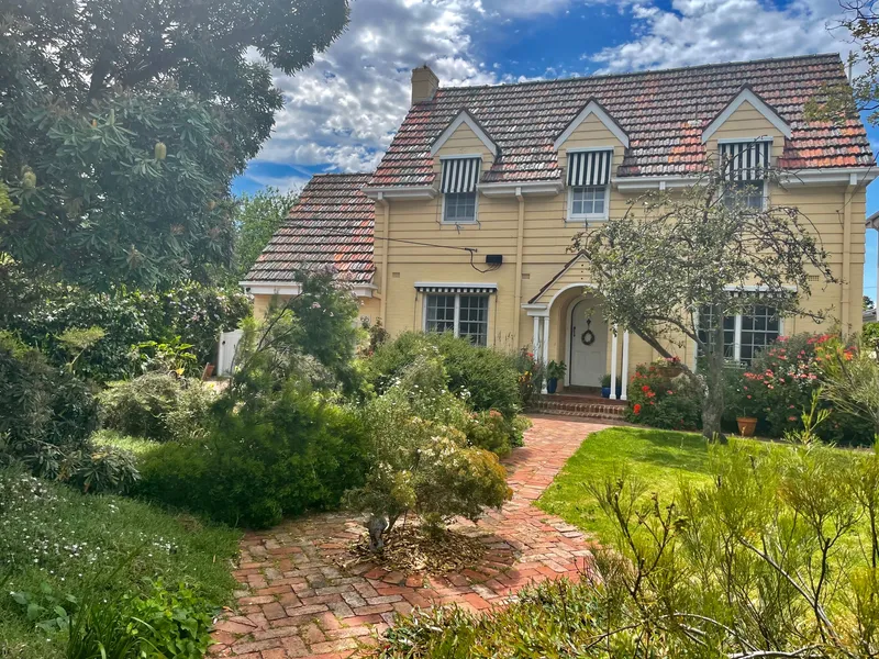 Captivating Cape Cod Style in Prestige Beachside Pocket