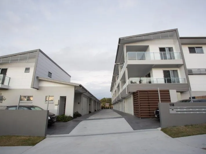 MODERN UNIT CLOSE TO EVERYTHING!!!