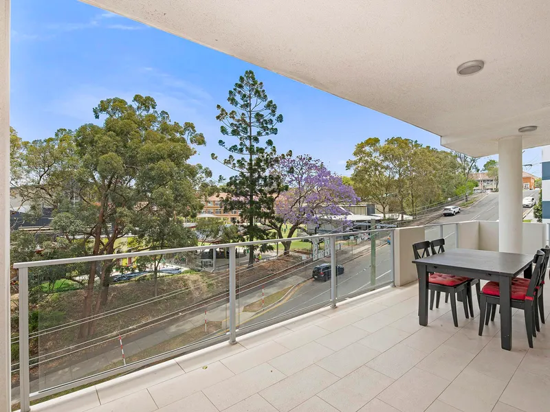 Light and bright three-bedroom apartment, close to QUT Kelvin Grove campus