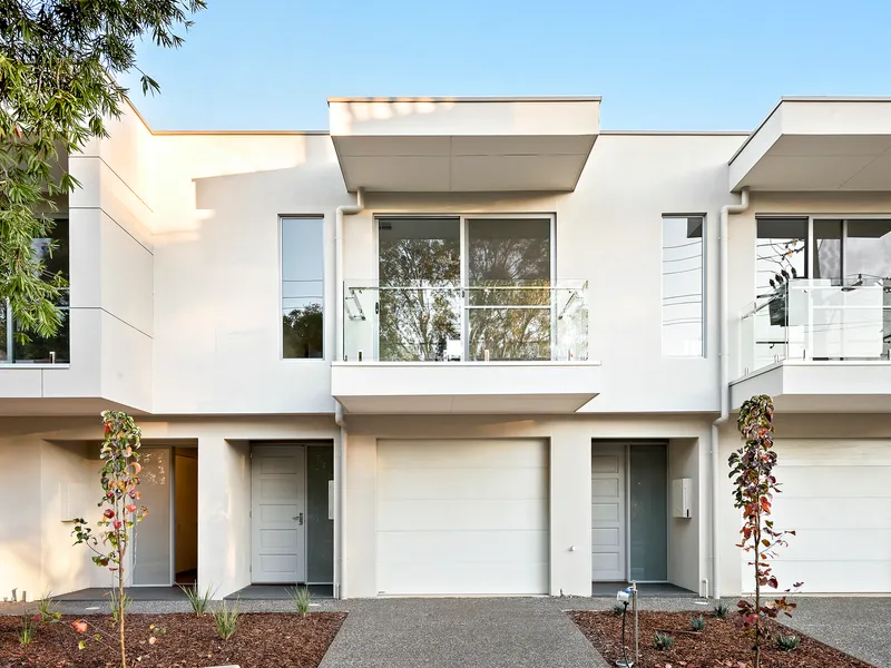 BEAUTIFULLY PRESENTED 3 BEDROOM TORRENS TITLE TOWNHOUSE/2 BATHROOMS/QUALITY THROUGHOUT/SPACE IN ABUNDANCE/GREAT LOCATION