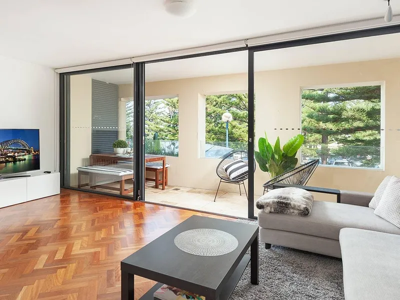 LUXURY & FULLY FURNISHED APARTMENT IN RIGHT ON COOGEE BEACH