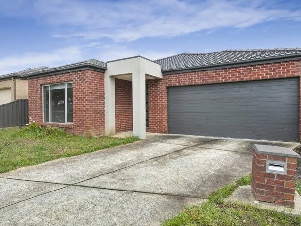 HOME WITHIN WALKING DISTANCE TO MIDVALE SHOPPING CENTRE!
