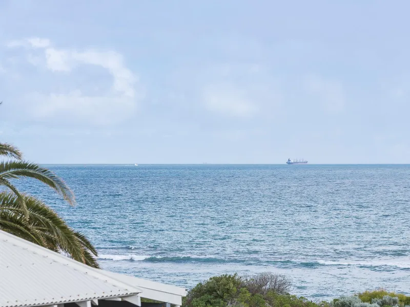 BESPOKE BEACH HOUSE IN DRESS CIRCLE LOCATION