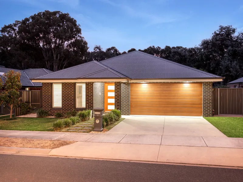 Contemporary Murray Park Living - Tranquil Leafy Backdrop