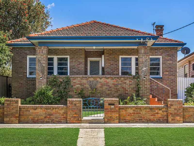 Art Deco Charm in a Beautiful Neighbourhood