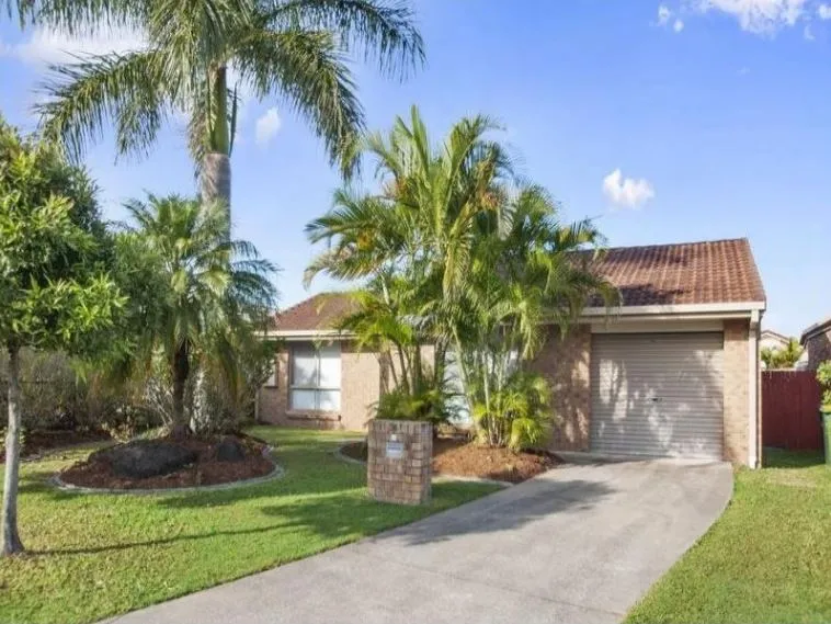 Pet Friendly, Family Home In Varsity Lakes