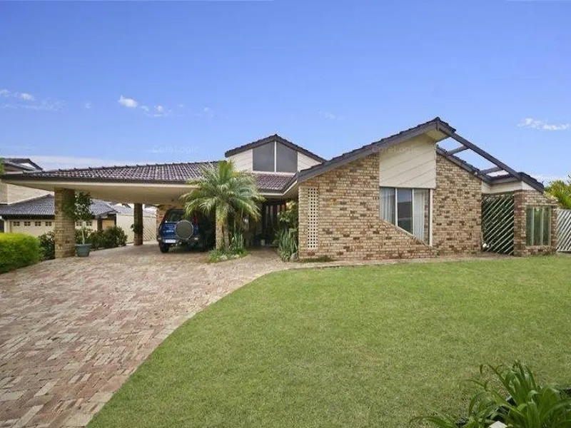 Spacious modern large family home with a Pool