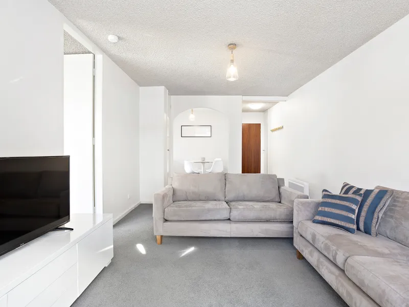 Modern, Fully Furnished One-Bedroom Apartment – Prime Location Opposite Fawkner Park