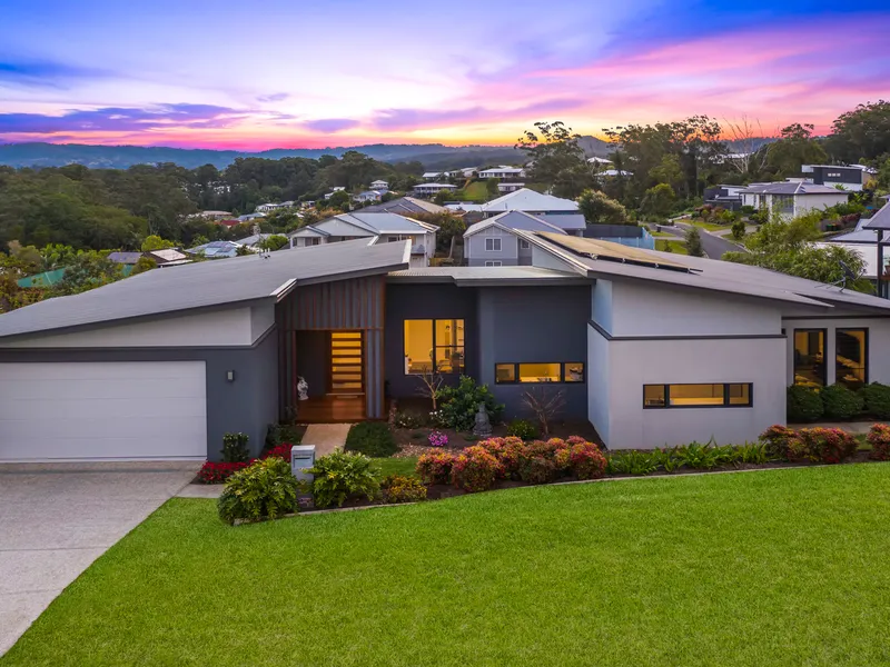 Light Filled Stunner: Gracious & Spacious!