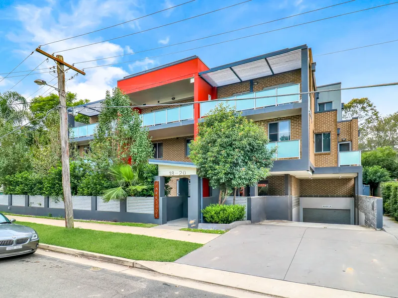 2-STOREY GROUND FLOOR APARTMENT! PET-FRIENDLY!