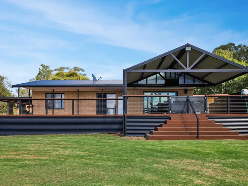 COUNTRY LIVING CLOSE TO TOWN