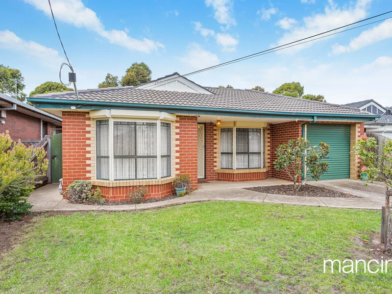 Classic Home in the Heart of Altona Meadows!