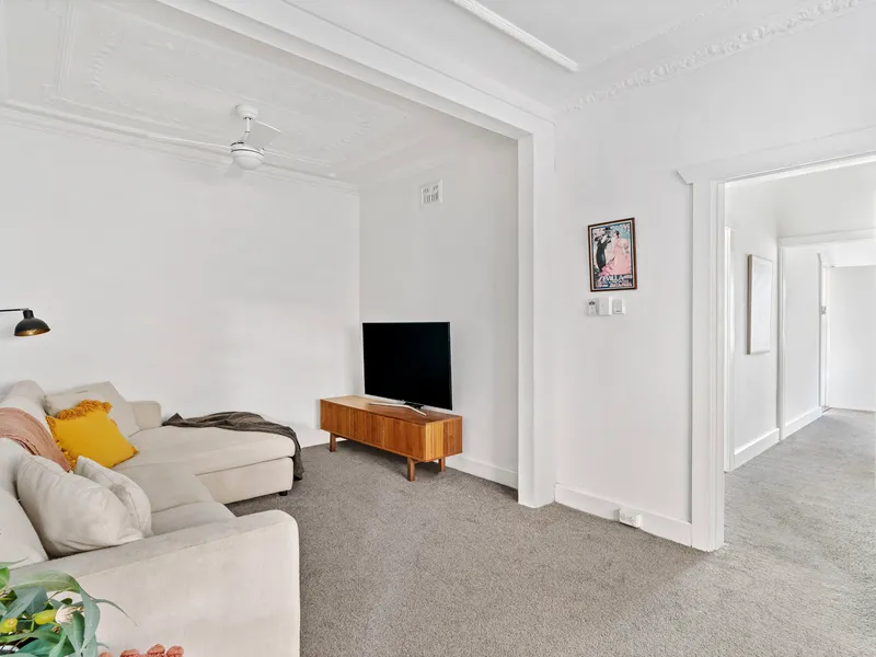 Semi-Like Art Deco Apartment With A Lock-Up Garage