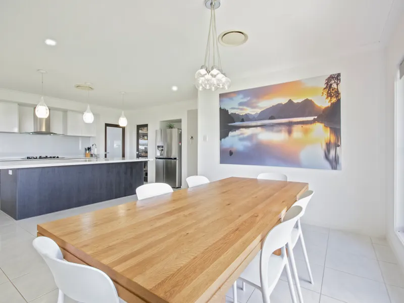 LUXURIOUS FAMILY HOME ON 990M2 BLOCK!!! 