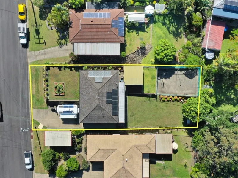 ESTABLISHED FAMILY HOME, 1/2 SIZE TENNIS COURT, UNDERCOVER ENTERTAINING AREA, REAR BALCONY - VERY CENTRAL LOCATION