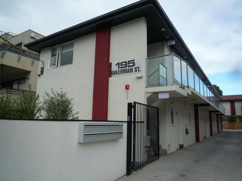MODERN TWO BEDROOM GROUND FLOOR APARTMENT WITH COURTYARD, HEATING/COOLING, WASHING MACHINE & PERMIT PARKING AVAILABLE