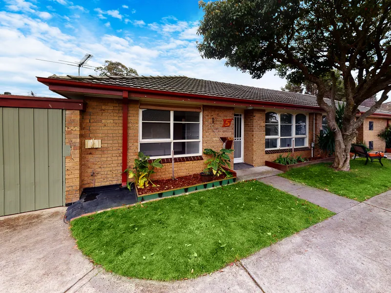 CLOSE TO ALL KOORNANG RD HAS TO OFFER!