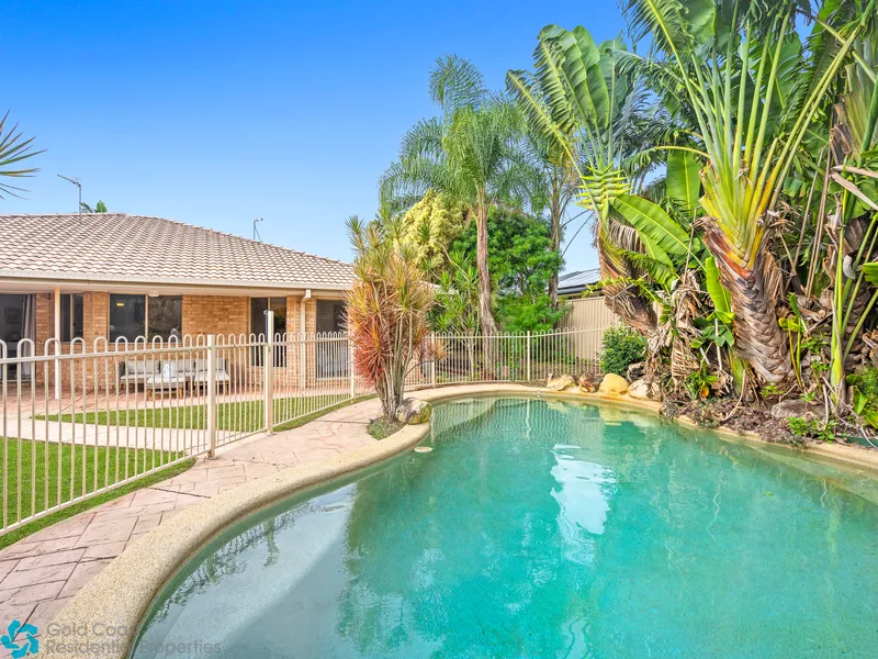 LARGE ELEVATED HOME, ON A 764M2 BLOCK ~ MUST BE SOLD!!!