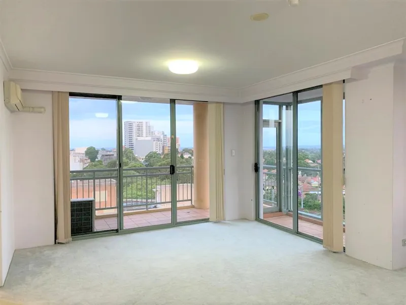 Spacious top floor 3 bedroom apartment