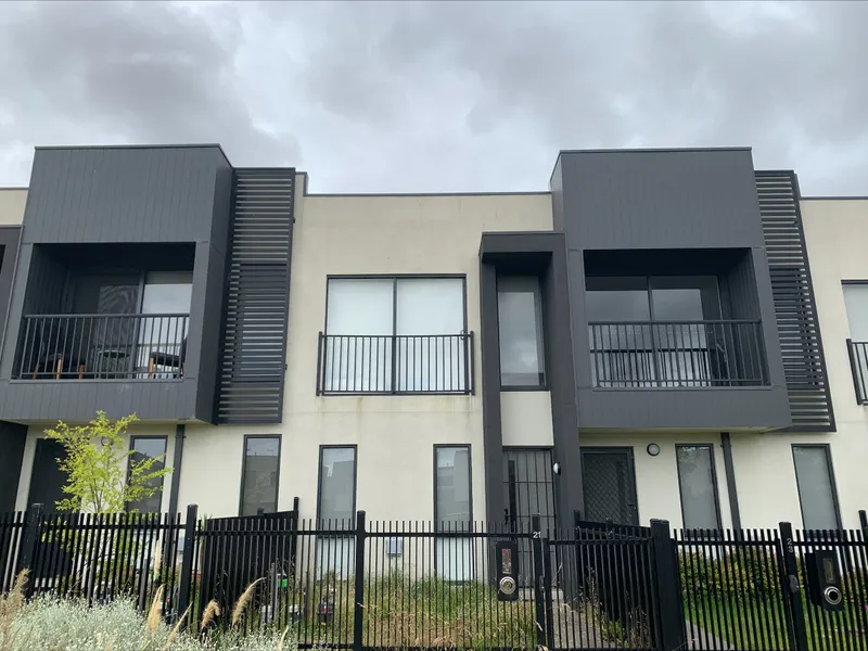 PARK FACING, LOW MAINTENANCE TOWNHOUSE