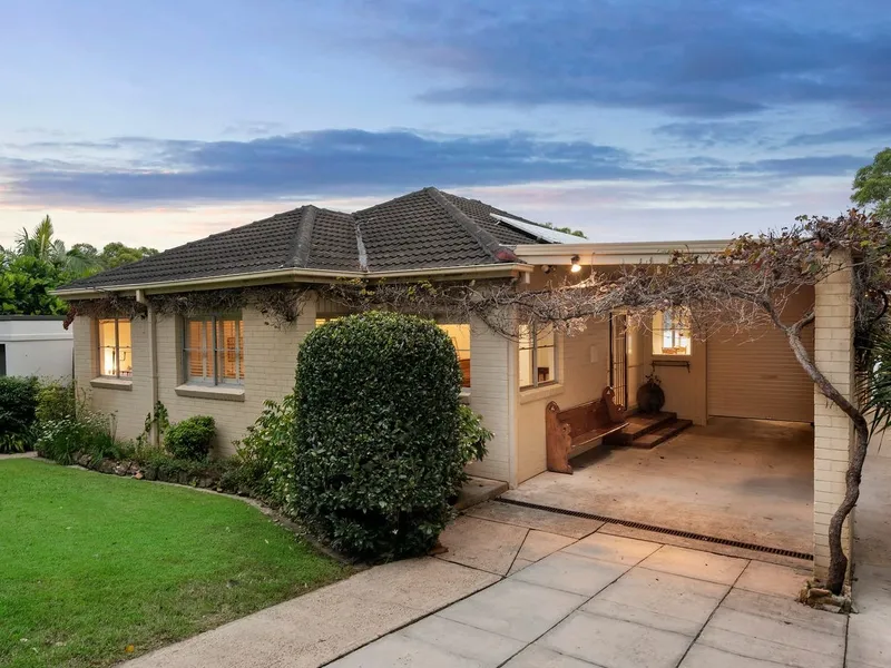 Blue-ribbon Pittwater Setting with deep-water jetty and boathouse