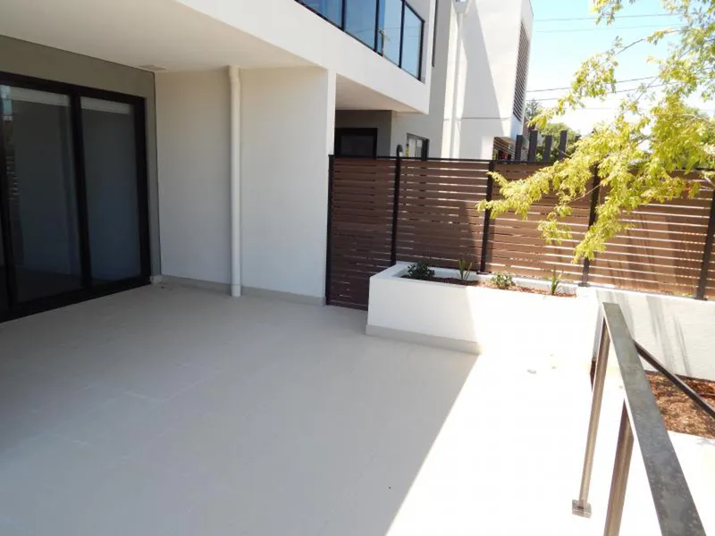 GROUND FLOOR TWO BEDROOM APARTMENT WITH HUGE COURTYARD & TERRACES