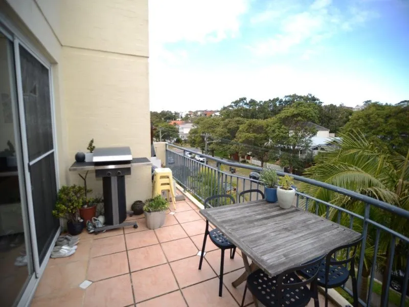 Immaculate & Stylish! Modern apartment ideally situated near beach!